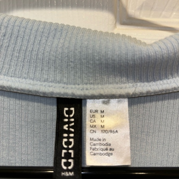 H&M divided light blue collared v-neck crop top size medium tie wrap - Picture 4 of 4